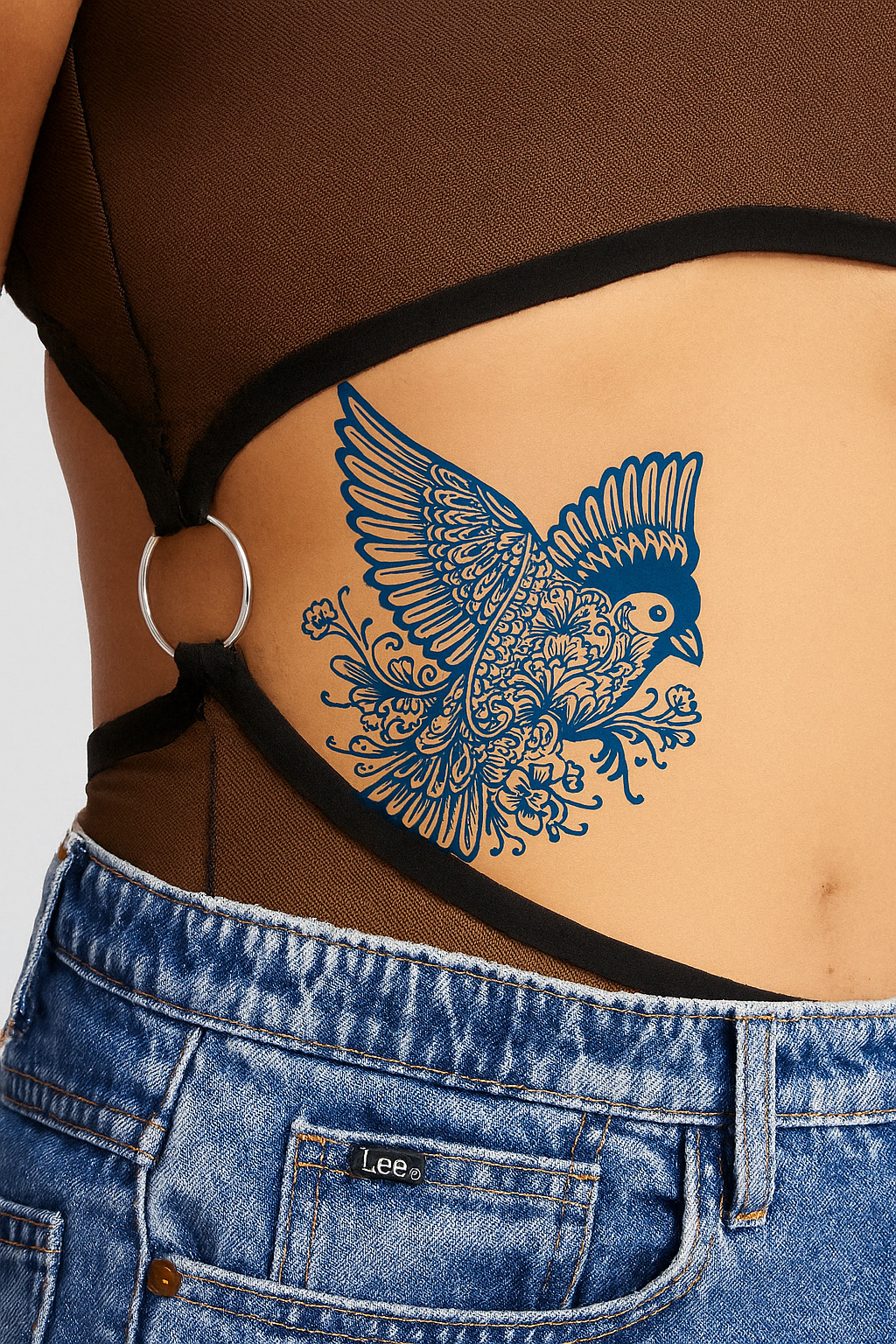 Tatuaj Zbor 2 cu pasăre și detalii florale simbolizând libertatea