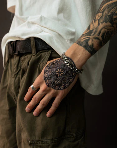 Tatuaje după ureche și pe gât, model delicat semipermanent