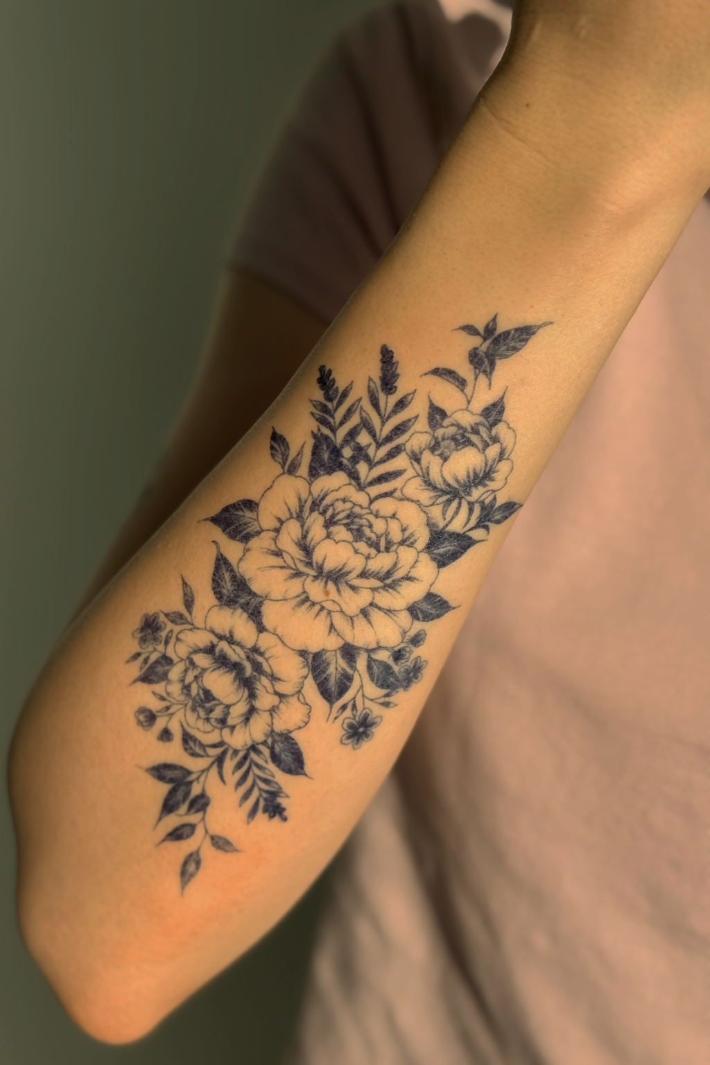 Tatuaj floral ilustrativ „Blooming”, cu petale suprapuse