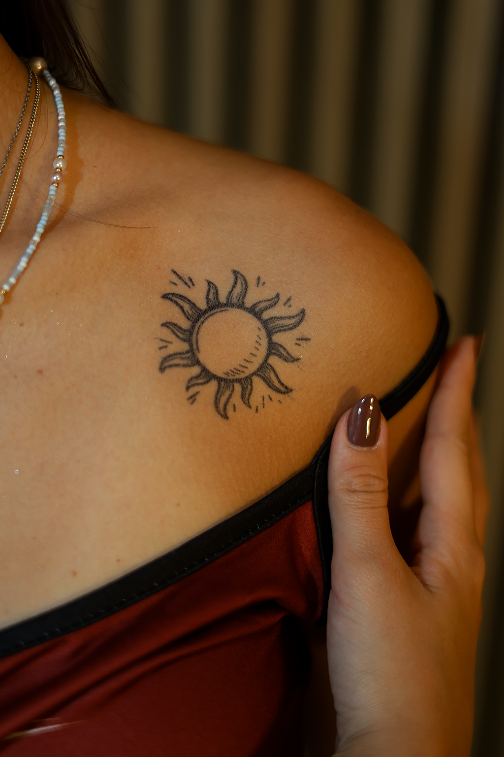 Model fin de tatuaj cu soare de la InkLabs, pe umăr