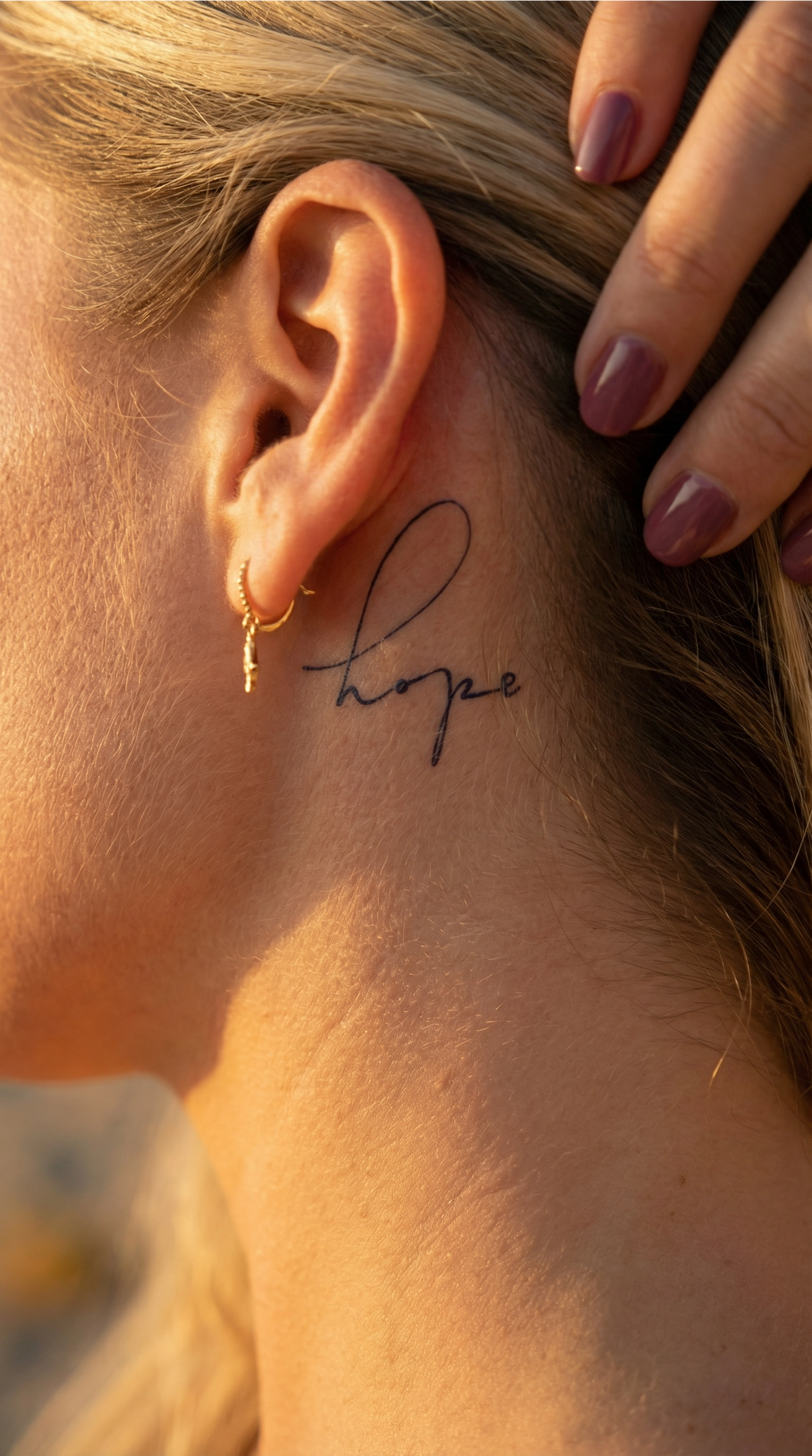 Tatuaj temporar minimalist cu un singur cuvânt, orientat pentru încheietură