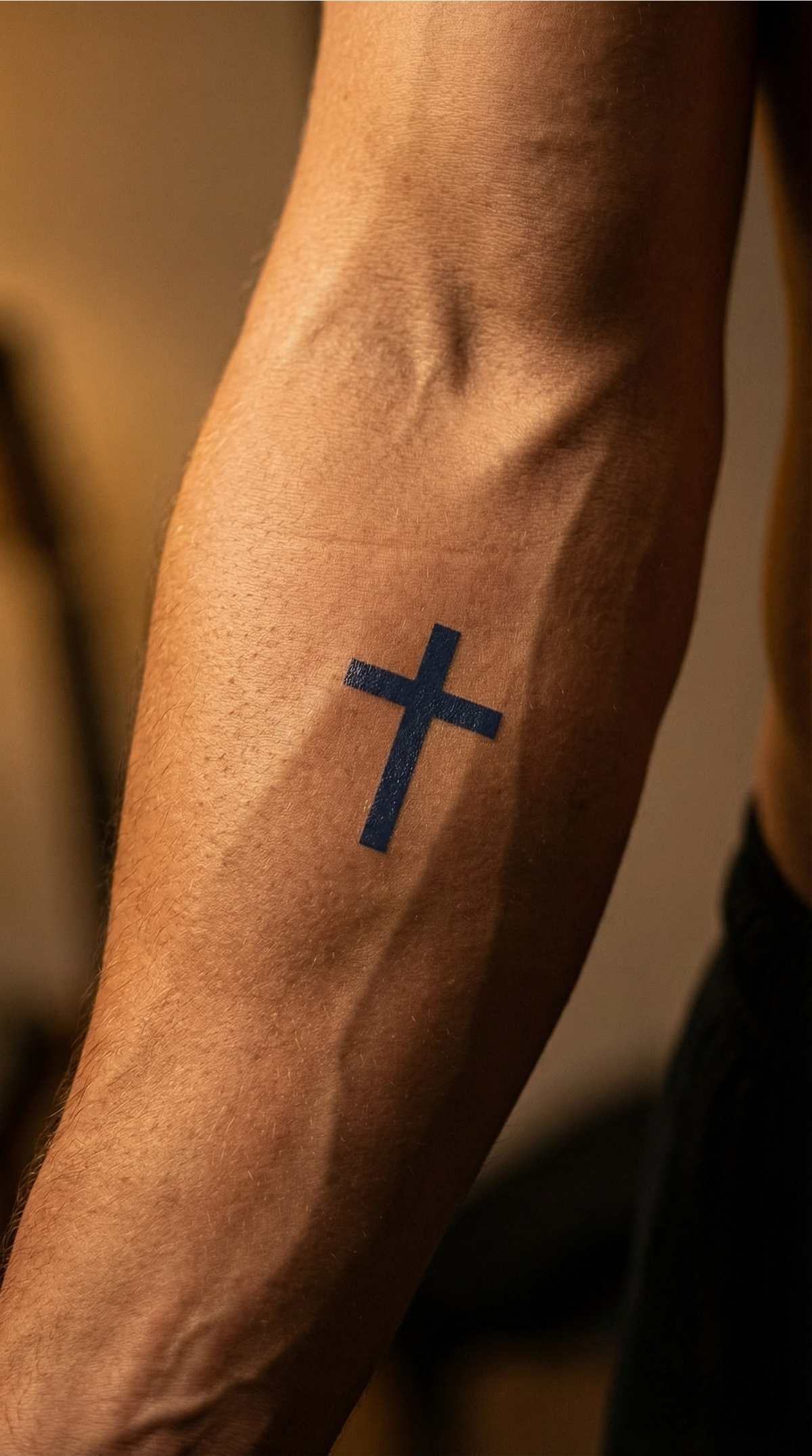 Model de tatuaj semipermanent cu cruce în linie fină, compact și discret